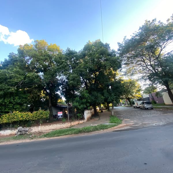 Vista desde la calle del terreno ubicado en Barrio Jara
