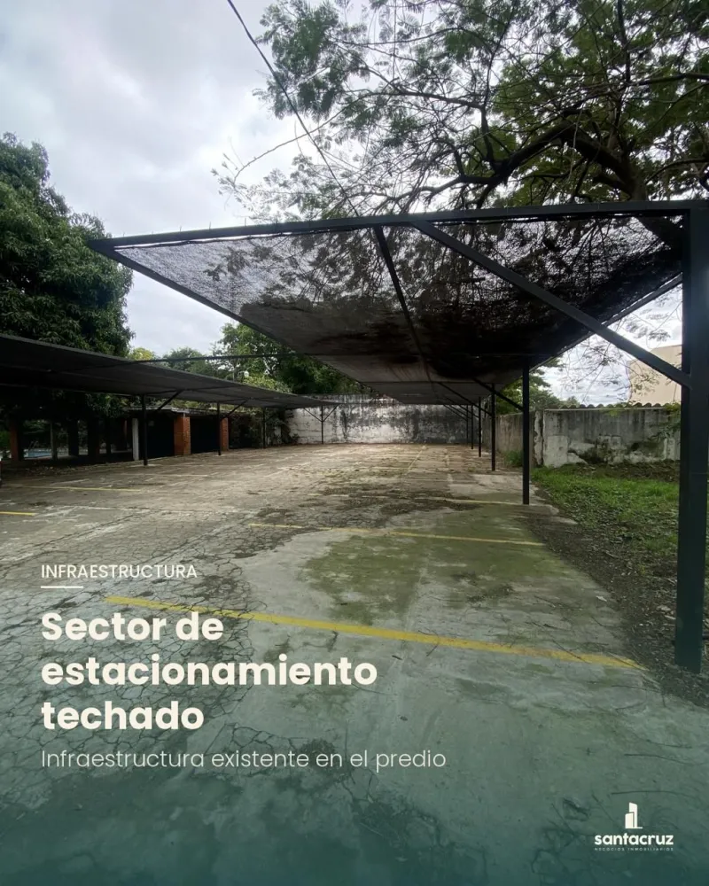 Sector de estacionamiento techado dentro del predio