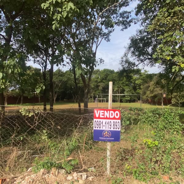Terreno arbolado en Mariano Roque Alonso con cartel de venta