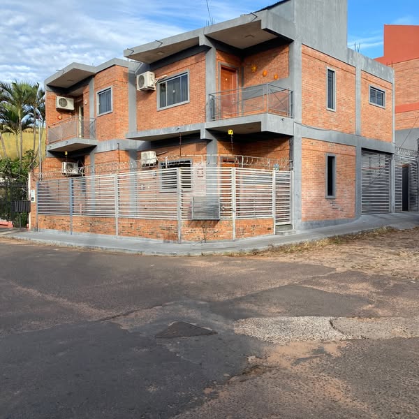 Casa en esquina de dos plantas ubicada en el centro de San Lorenzo