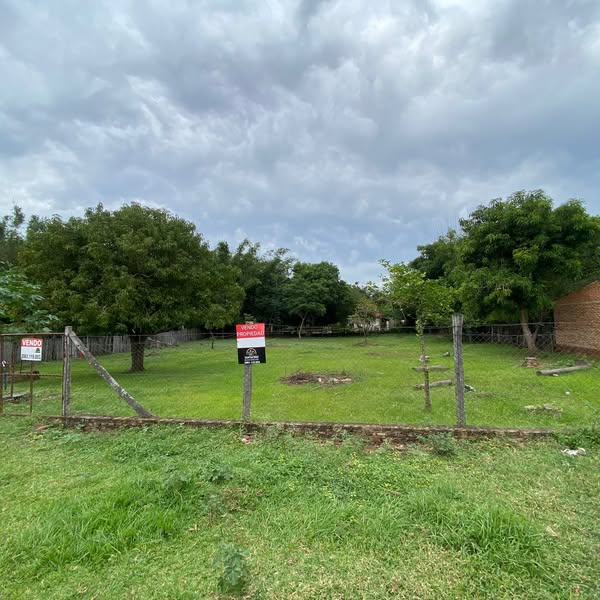 Terreno amplio, verde y arbolado en el barrio San Roque de Yaguarón